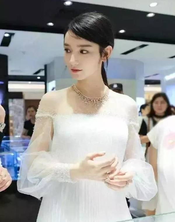 杨幂力捧的中戏校花竟与迪丽热巴撞脸