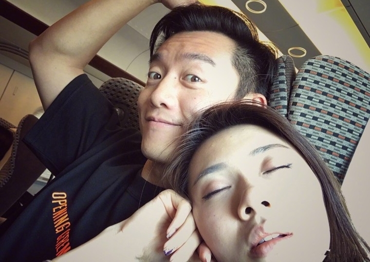 郑恺晒女友奇葩睡姿