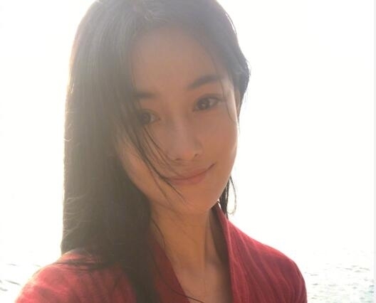 张馨予身穿红色上衣海边瑜伽作画 浅笑目光温暖可人