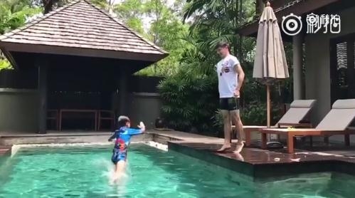 田亮把儿子高高抛起丢水中 当儿子水中扑腾时他竟拉衣服走了