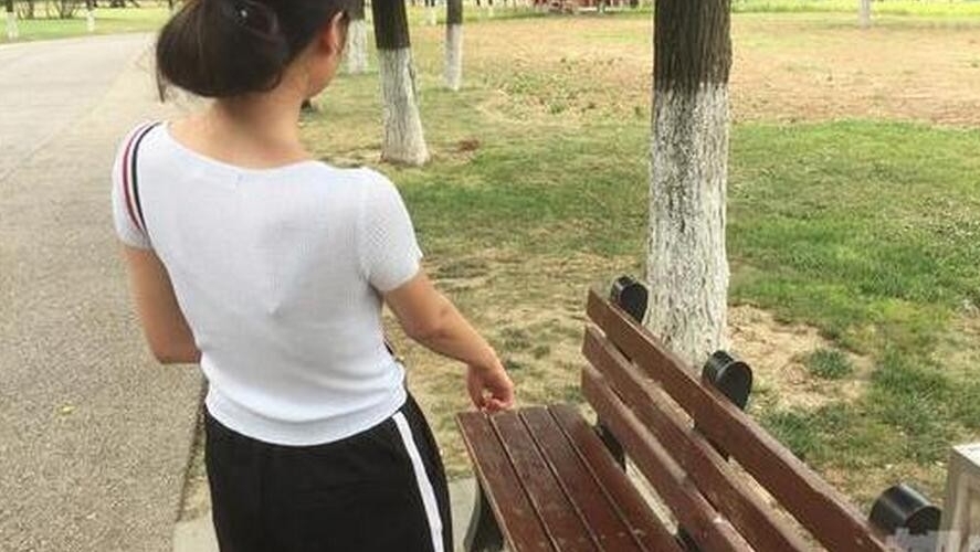 男子露下体调戏美女