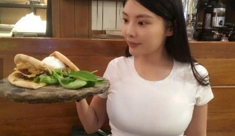 徐冬冬背木板秀爆乳