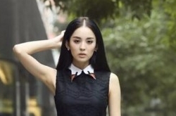古力娜扎事业线抢镜 肤白貌美大秀美腿十分抢镜