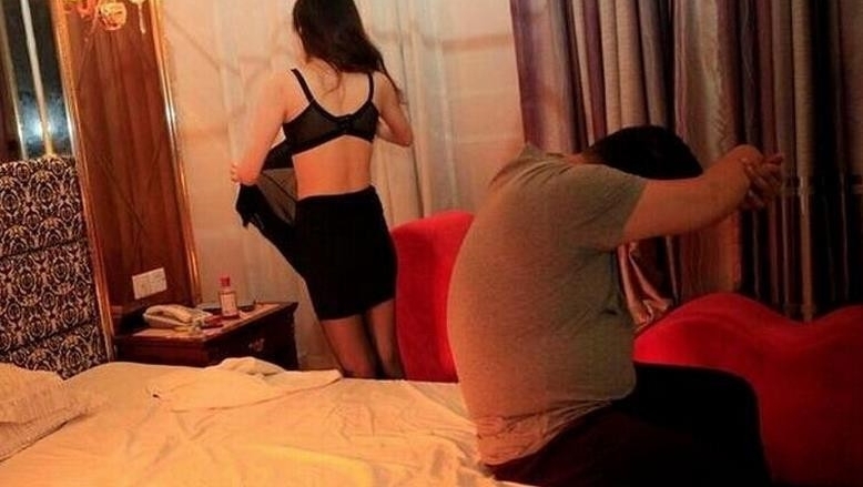 丈夫为赚钱让老婆卖淫