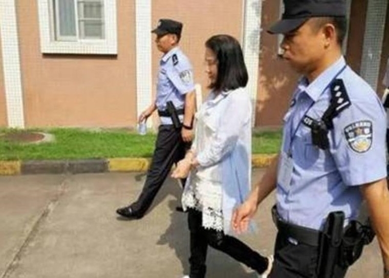 老赖整容成少女