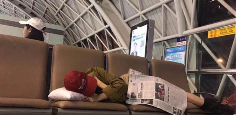 张天爱睡机场