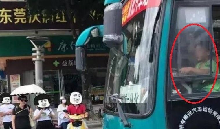 9岁男孩开大巴