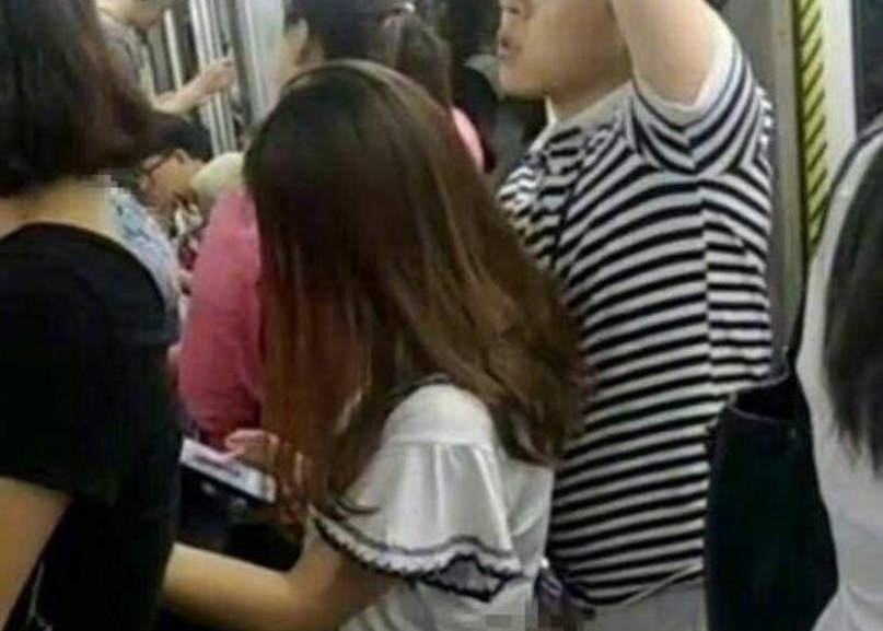 男子掏生殖器猥亵女子