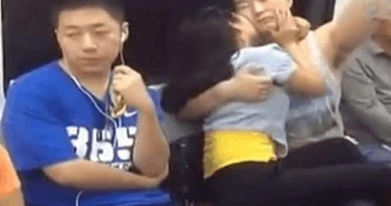男女地铁情难自己
