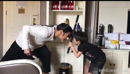 向佐晒与“儿子”李亦航拼积木照片 画面非常的温馨有爱