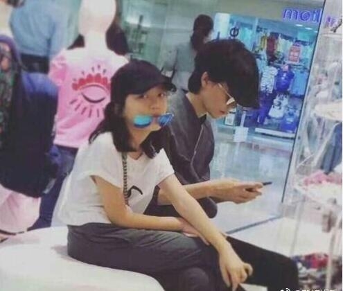 李嫣陪王菲逛街一脸无奈 网友：仿佛看到不想陪女朋友逛街的男友