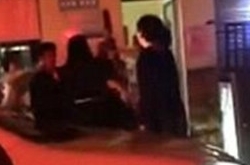 醉酒男暴打女民警 5秒袭击女警7次家人也拉不住