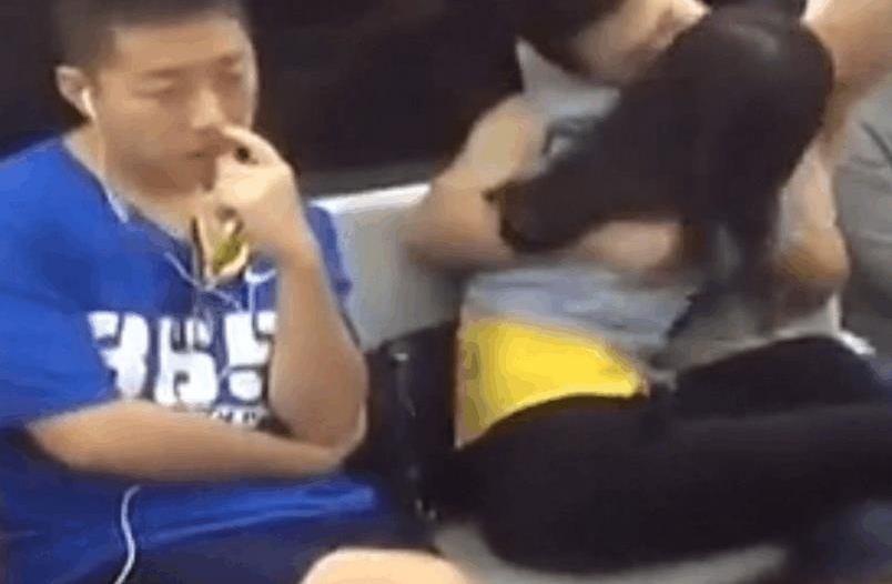男女地铁情难自己被拍