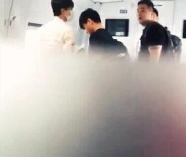 TFBOYS站6小时高铁后又挤出租车 粉丝心疼怒撕经纪人是吸血鬼