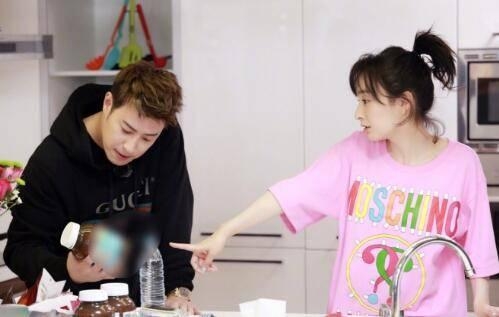 潘玮柏突袭吴昕家被脏乱的房间惊到 一张男人照让他无法接受