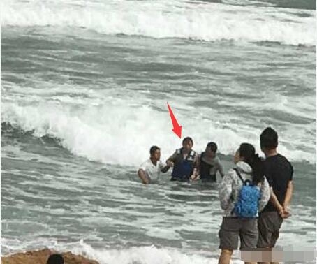 王思聪带美女玩被浪打翻上岸一幕太尴尬 女方哭诉：鼻子骨折了