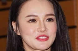 冉莹颖干练黑白配 上围丰满大秀好身材（图片）