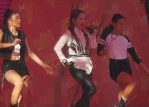 曝王心凌成都演唱会门票卖白菜价好凄惨：有人逛超市被强行塞票