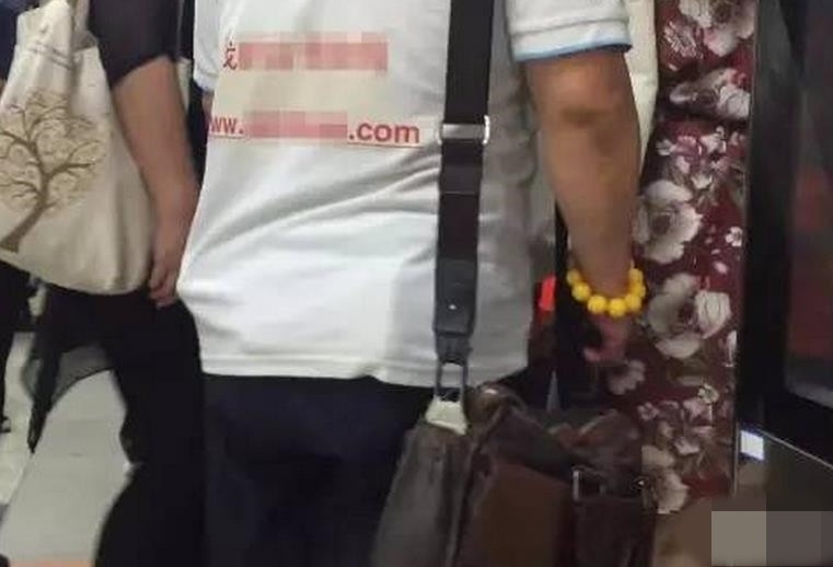 色狼4分钟4摸女孩