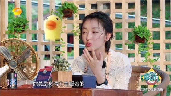 周冬雨自曝6岁还在喝奶 嘴巴都吸出了唇珠
