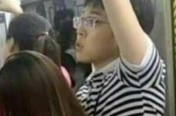 男子掏生殖器猥亵女子