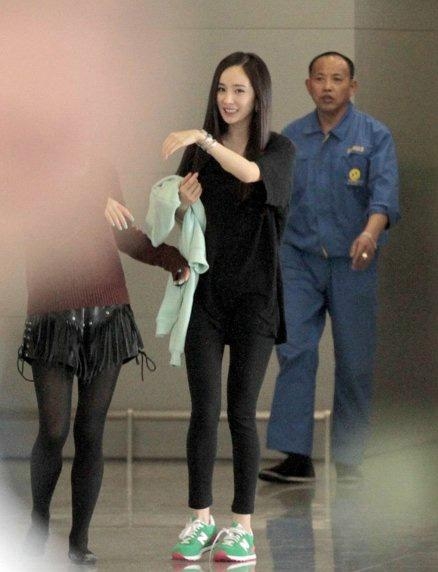 杨幂斥叫卖艺人信息上热搜引粉丝不满 坐高铁被陌生人盖被子