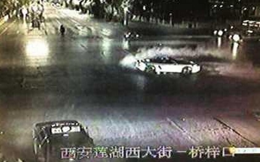 男子十字路口漂移