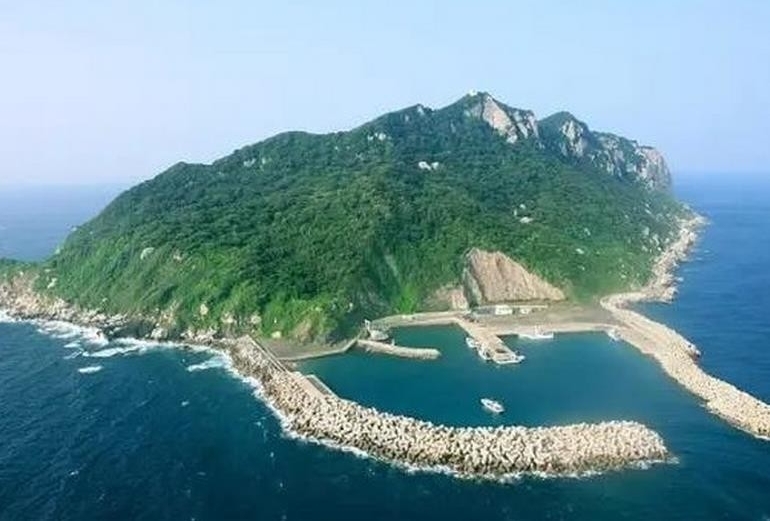 男子需裸体登神秘岛