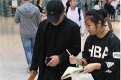虹桥一姐追李连杰索要签名 不料却被后面这个人