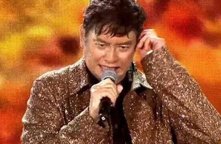 谭咏麟倾盆大雨开唱