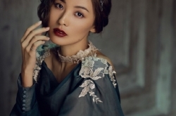 鄭羅茜拍攝複古宮廷風寫真 一襲長裙身姿曼妙高