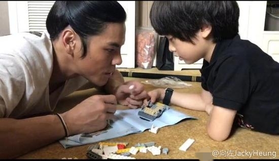 向佐晒与“儿子”李亦航拼积木照片 画面非常的温馨有爱