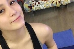 阿娇心情大好晒香肩秀事业线 网友大赞美翻