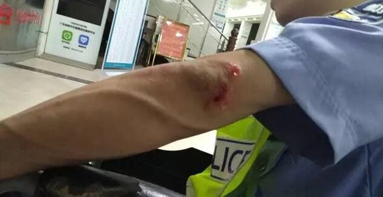 交警扔雪糕桶拦摩托车