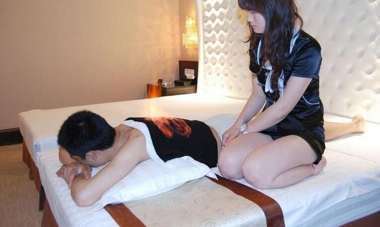 按摩女色诱男顾客