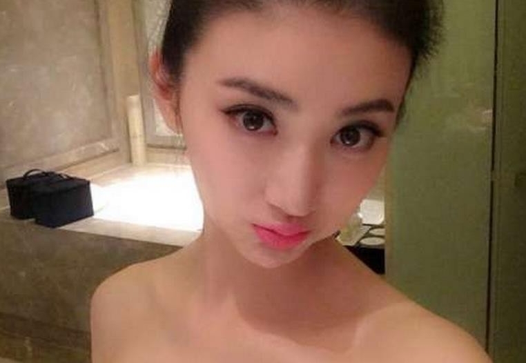 景甜浴室半裸凹造型