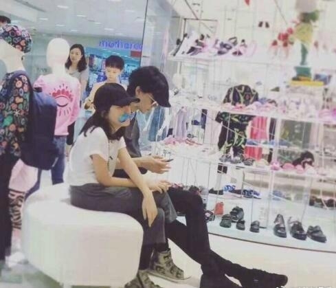 李嫣陪王菲逛街一脸无奈 网友：仿佛看到不想陪女朋友逛街的男友
