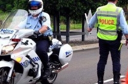 交警扔雪糕桶拦停摩托车真相 视频曝光真相很意