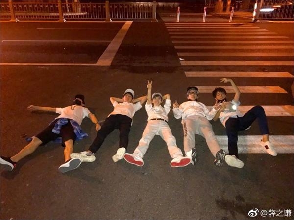 薛之谦王俊凯深夜骑单车被交警批评违法 只因发了这两张照片