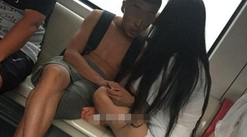 轻轨情侣赤裸热吻