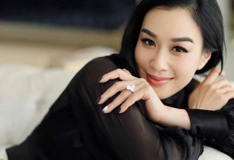 钟丽缇晒摸臀合照