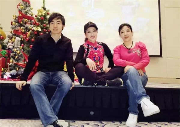刘晓庆小5岁同母异父妹妹曝光姐妹似双胞胎 妈妈也曾是美人