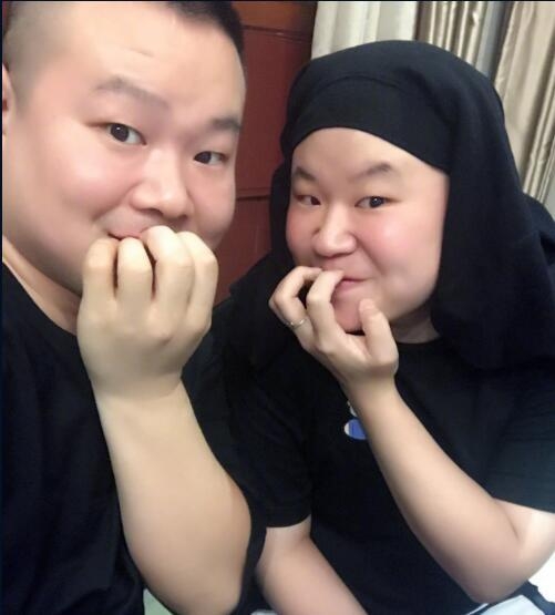 岳云鹏晒与撞脸妹子合影傻傻分不清 基因太强大撞脸遍布全国