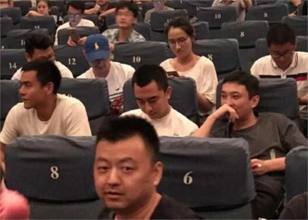 吴京实力吊打小鲜肉 战狼2首日票房破亿影迷半夜看完睡不着觉
