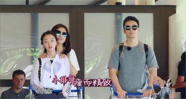 赵薇介绍周冬雨说周什么雨现场气氛尴尬 她机智回答情商见长
