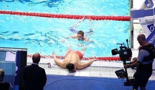 孙杨200米夺冠累瘫在泳池旁 黄子韬：我的偶像只有一个孙杨
