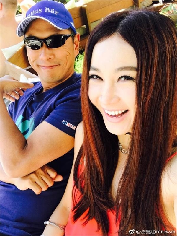 温碧霞走出婚变携养子与老公美国庆生 51岁的脸比21岁还嫩