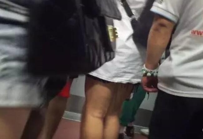 色狼4分钟4摸女孩