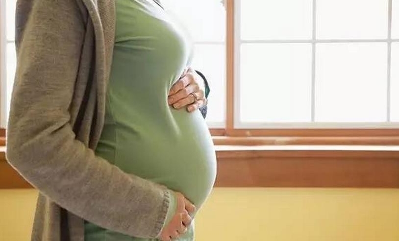 52岁大妈顺利产子