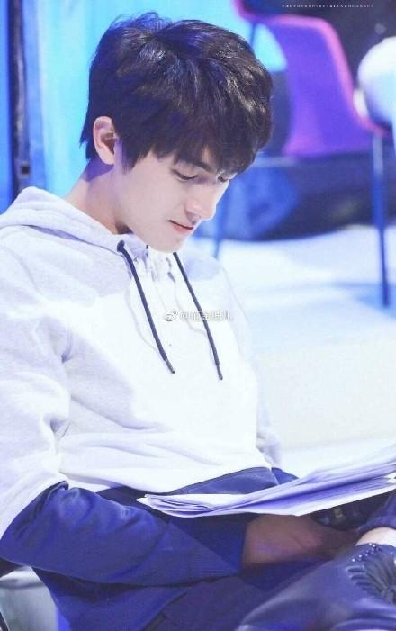 林更新合影遭粉丝强吻被笑装了金牙 一旁赵丽颖淡定看戏爆笑